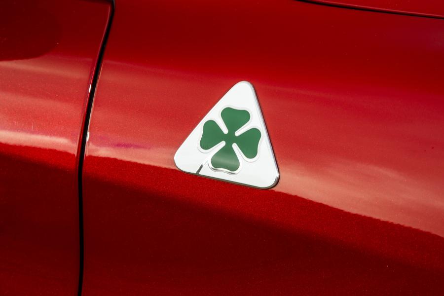 Логотип Alfa Romeo Stelvio Quadrifoglio (949) 2018 года  (UK) (фото 32 из 59)